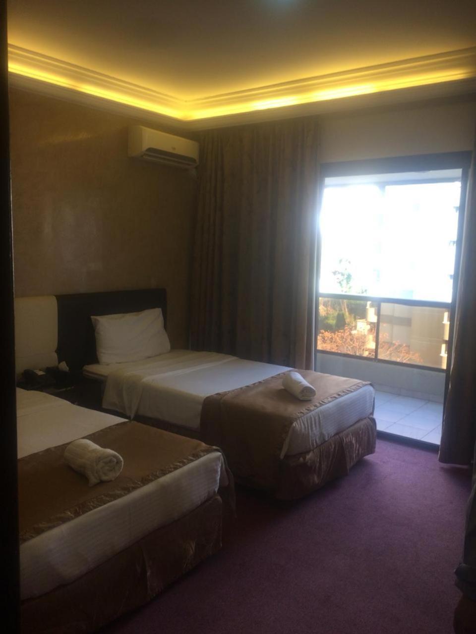 Queens Land Hotel Jounieh Exteriör bild